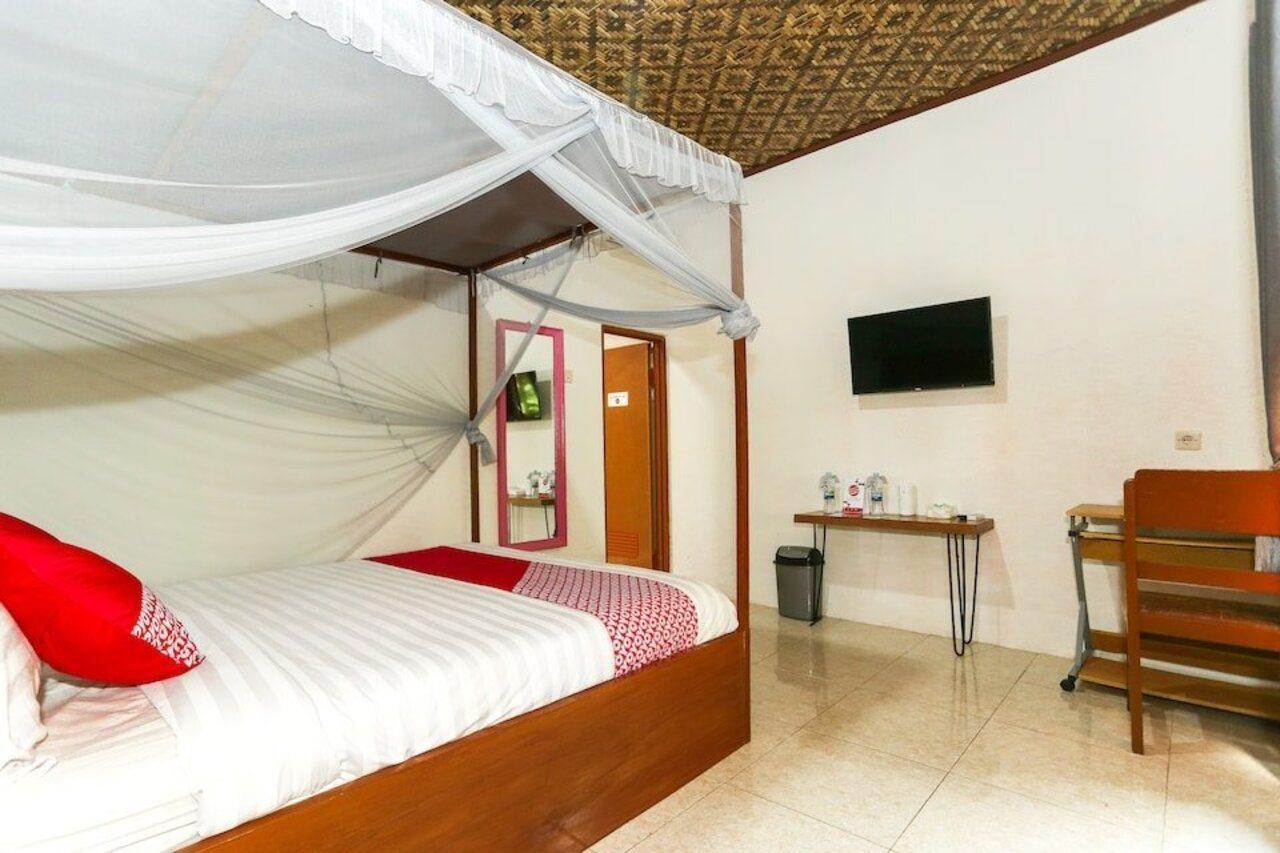 Vaccinated Staff - Oyo 1230 Kampoeng Osing Syariah Guesthouse Banyuwangi  Ngoại thất bức ảnh