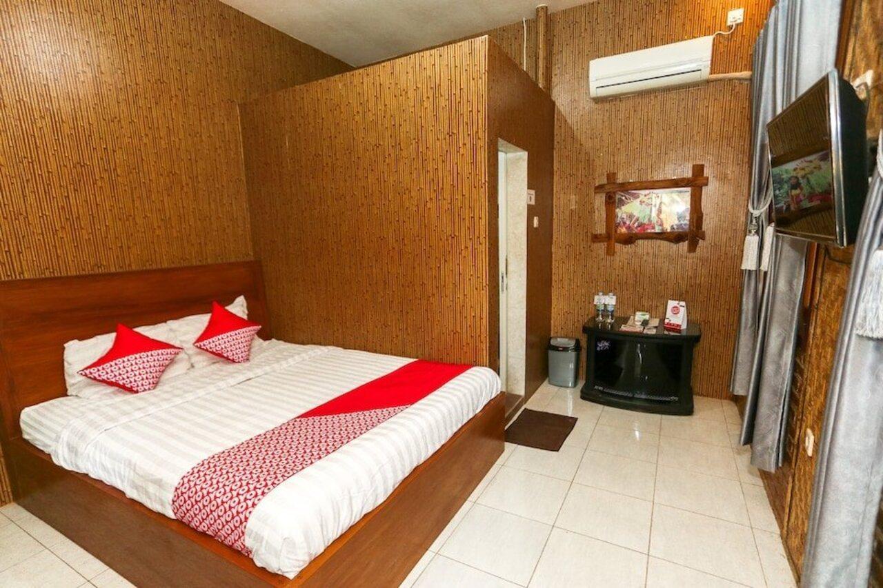 Vaccinated Staff - Oyo 1230 Kampoeng Osing Syariah Guesthouse Banyuwangi  Ngoại thất bức ảnh