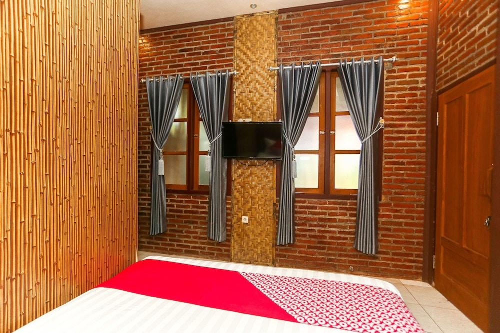 Vaccinated Staff - Oyo 1230 Kampoeng Osing Syariah Guesthouse Banyuwangi  Ngoại thất bức ảnh