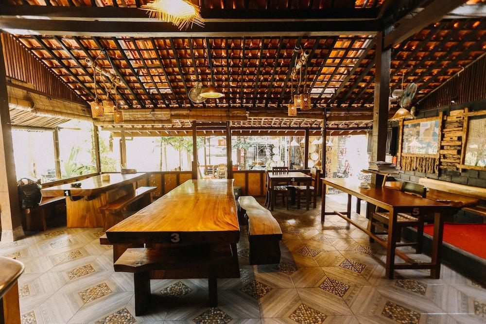 Vaccinated Staff - Oyo 1230 Kampoeng Osing Syariah Guesthouse Banyuwangi  Ngoại thất bức ảnh