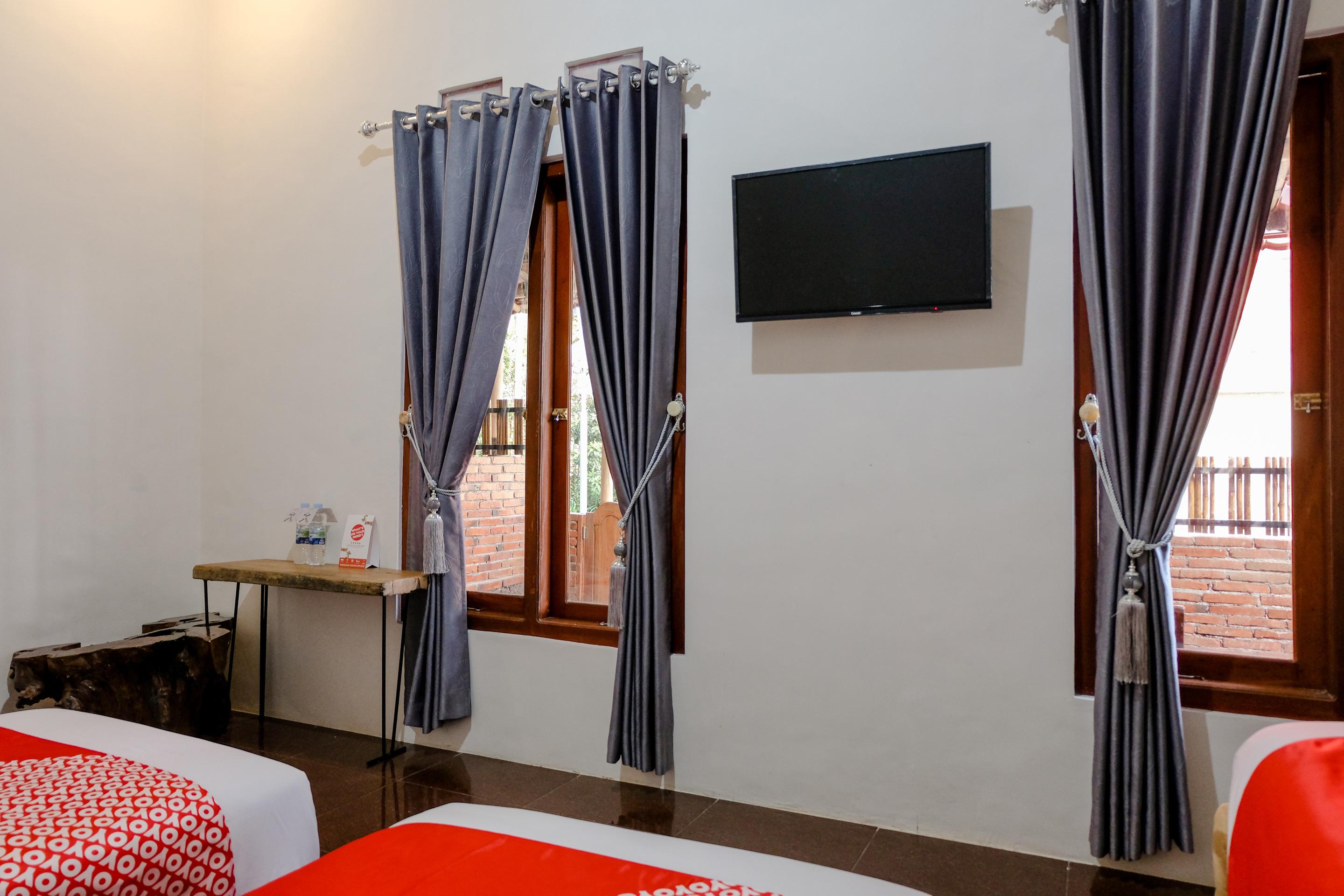 Vaccinated Staff - Oyo 1230 Kampoeng Osing Syariah Guesthouse Banyuwangi  Ngoại thất bức ảnh