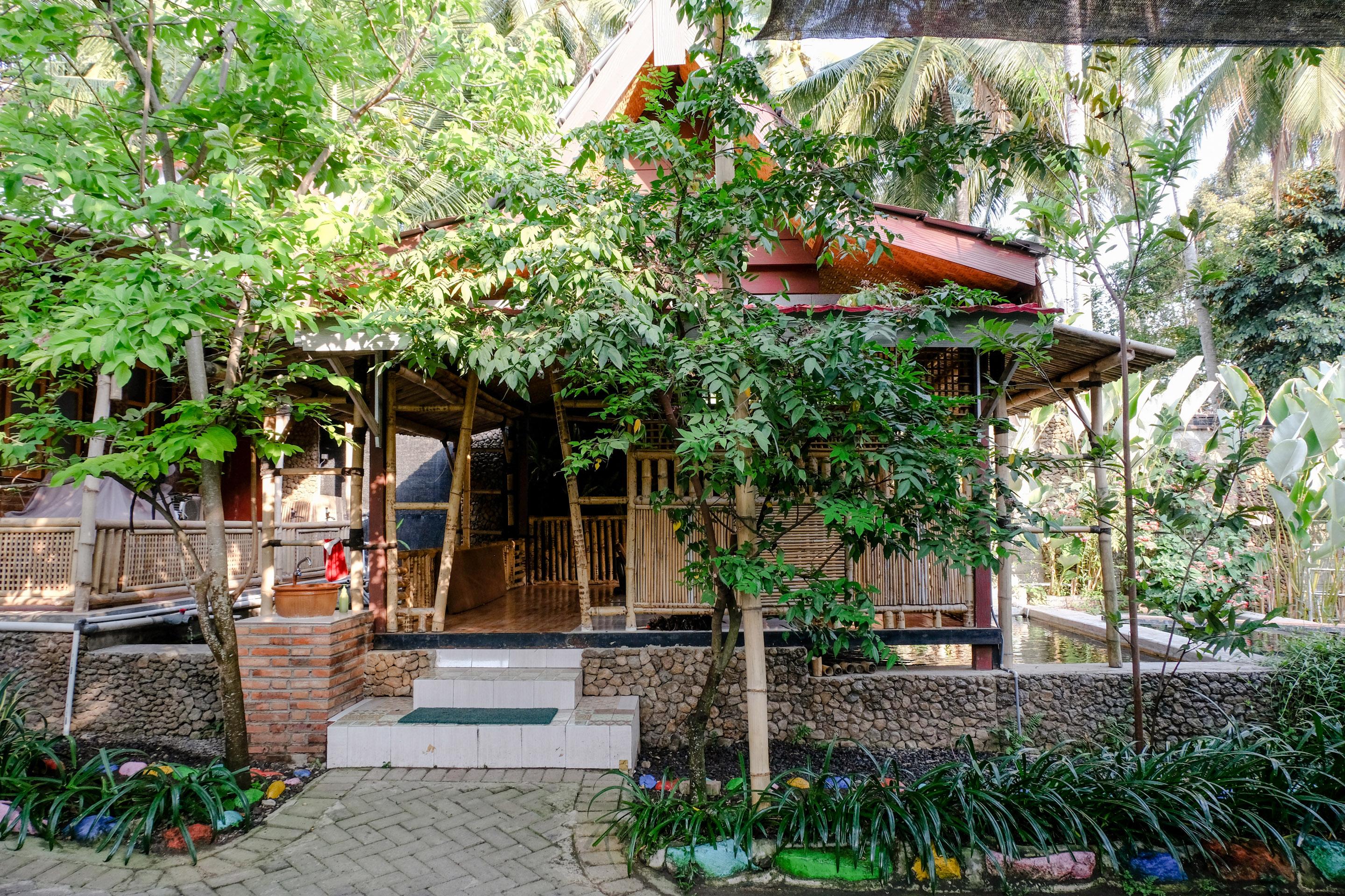Vaccinated Staff - Oyo 1230 Kampoeng Osing Syariah Guesthouse Banyuwangi  Ngoại thất bức ảnh