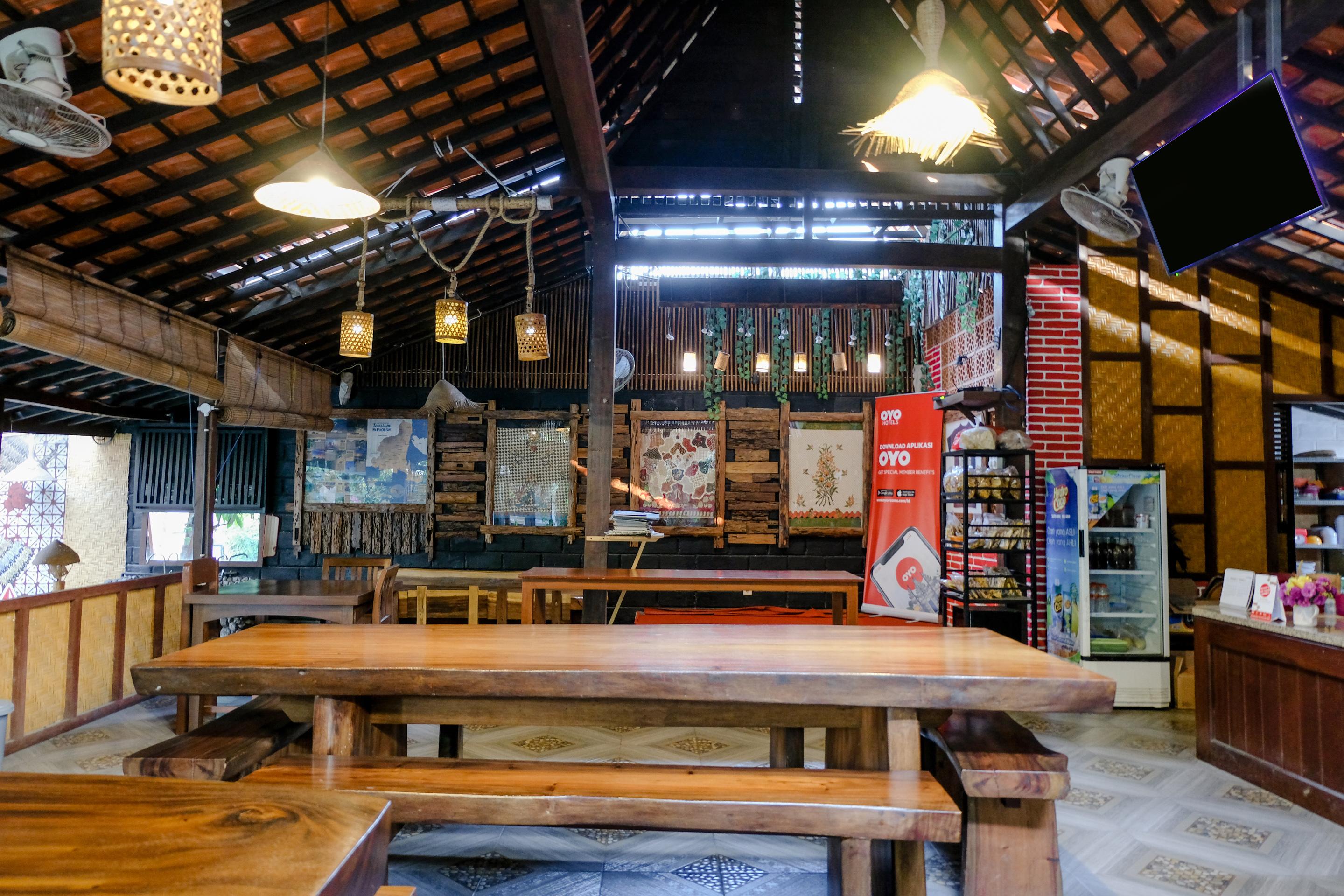 Vaccinated Staff - Oyo 1230 Kampoeng Osing Syariah Guesthouse Banyuwangi  Ngoại thất bức ảnh