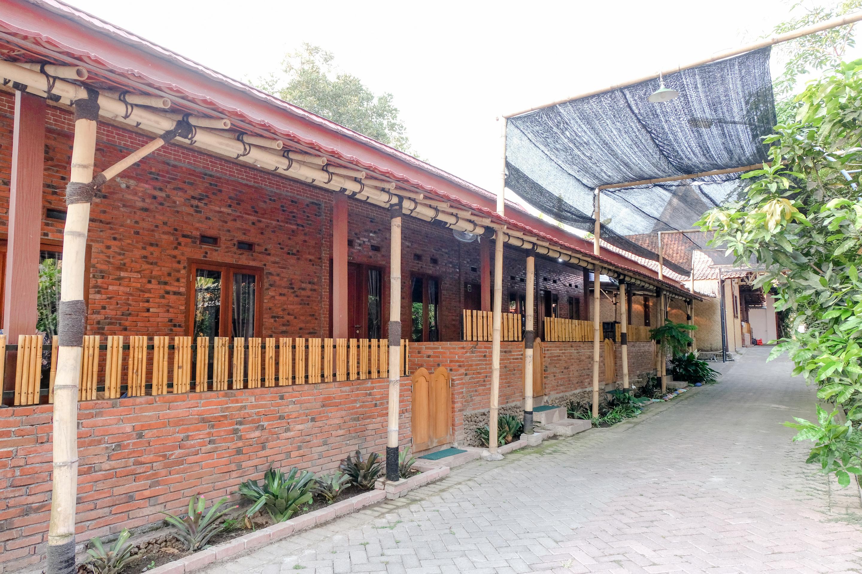 Vaccinated Staff - Oyo 1230 Kampoeng Osing Syariah Guesthouse Banyuwangi  Ngoại thất bức ảnh