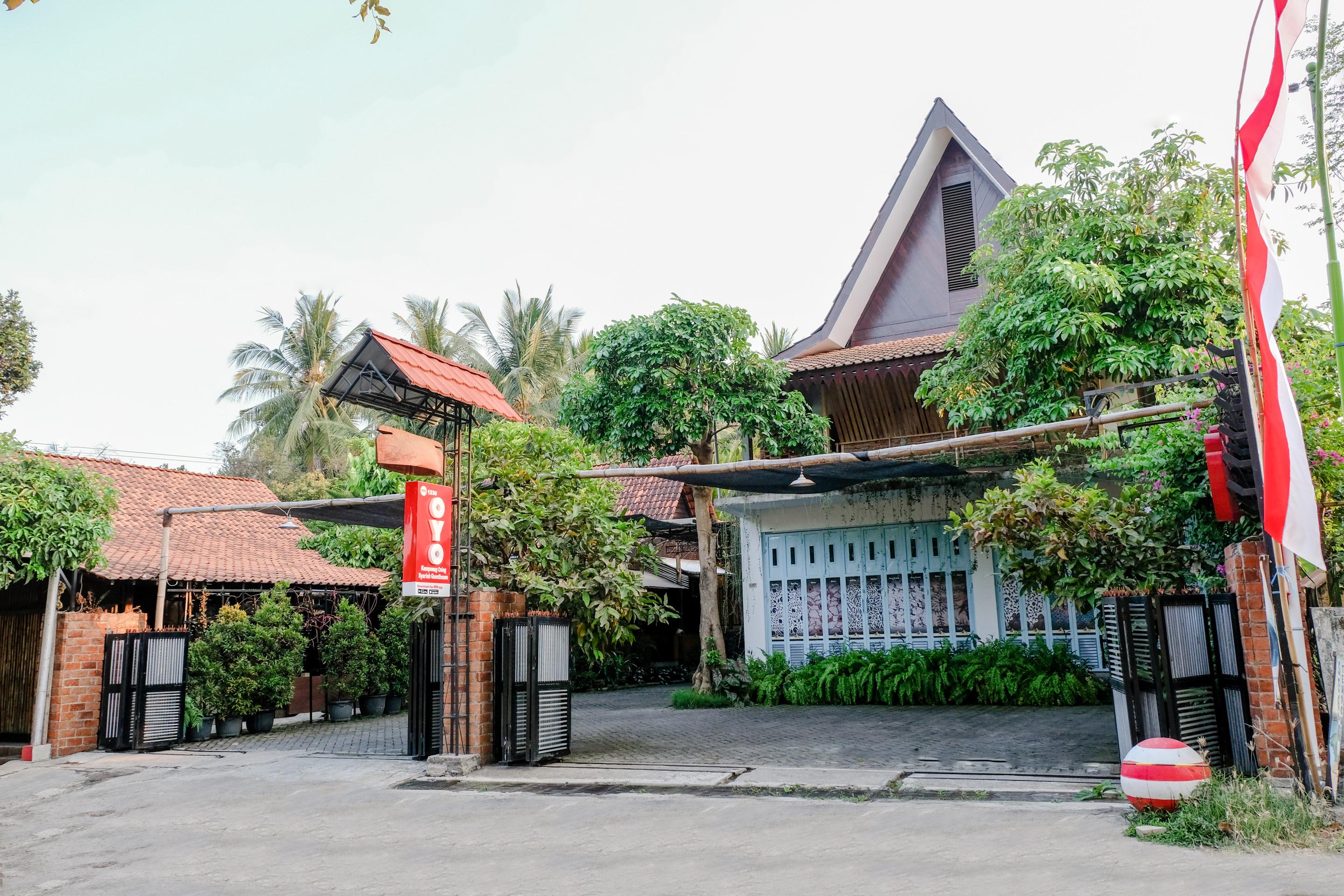 Vaccinated Staff - Oyo 1230 Kampoeng Osing Syariah Guesthouse Banyuwangi  Ngoại thất bức ảnh