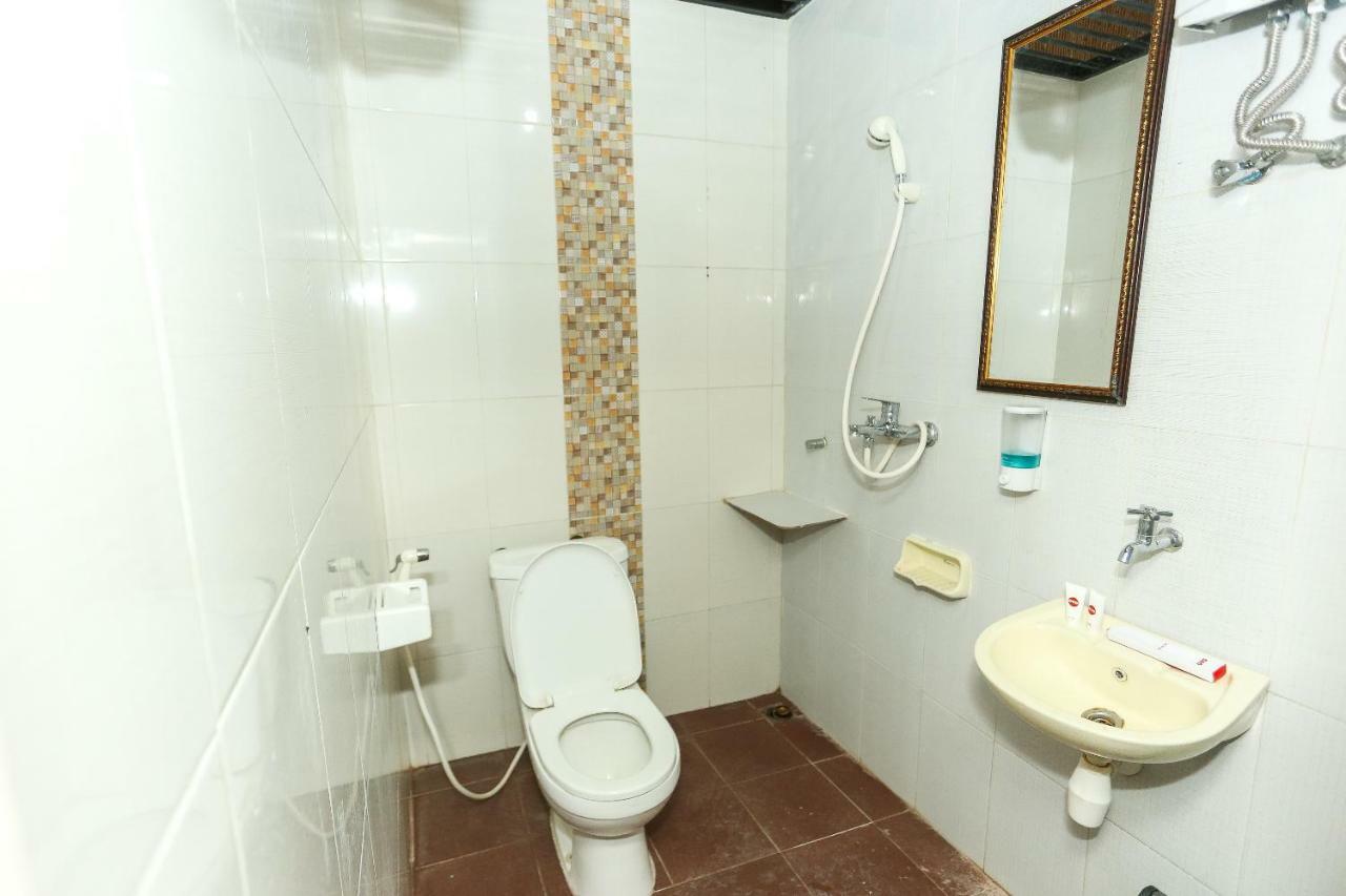Vaccinated Staff - Oyo 1230 Kampoeng Osing Syariah Guesthouse Banyuwangi  Ngoại thất bức ảnh