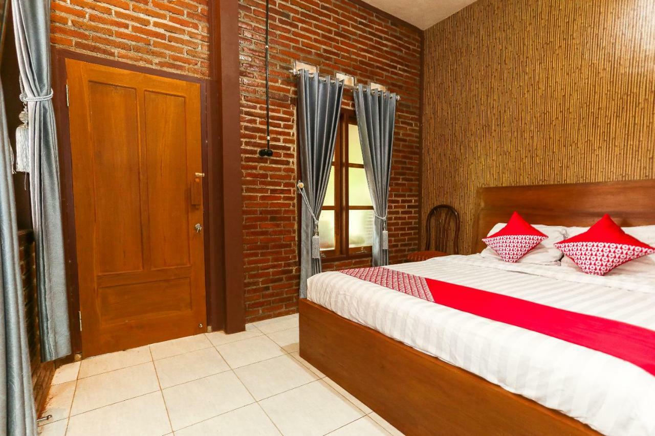 Vaccinated Staff - Oyo 1230 Kampoeng Osing Syariah Guesthouse Banyuwangi  Ngoại thất bức ảnh