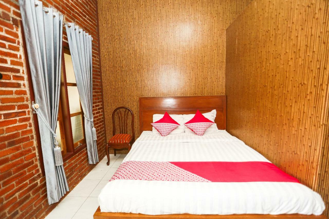 Vaccinated Staff - Oyo 1230 Kampoeng Osing Syariah Guesthouse Banyuwangi  Ngoại thất bức ảnh