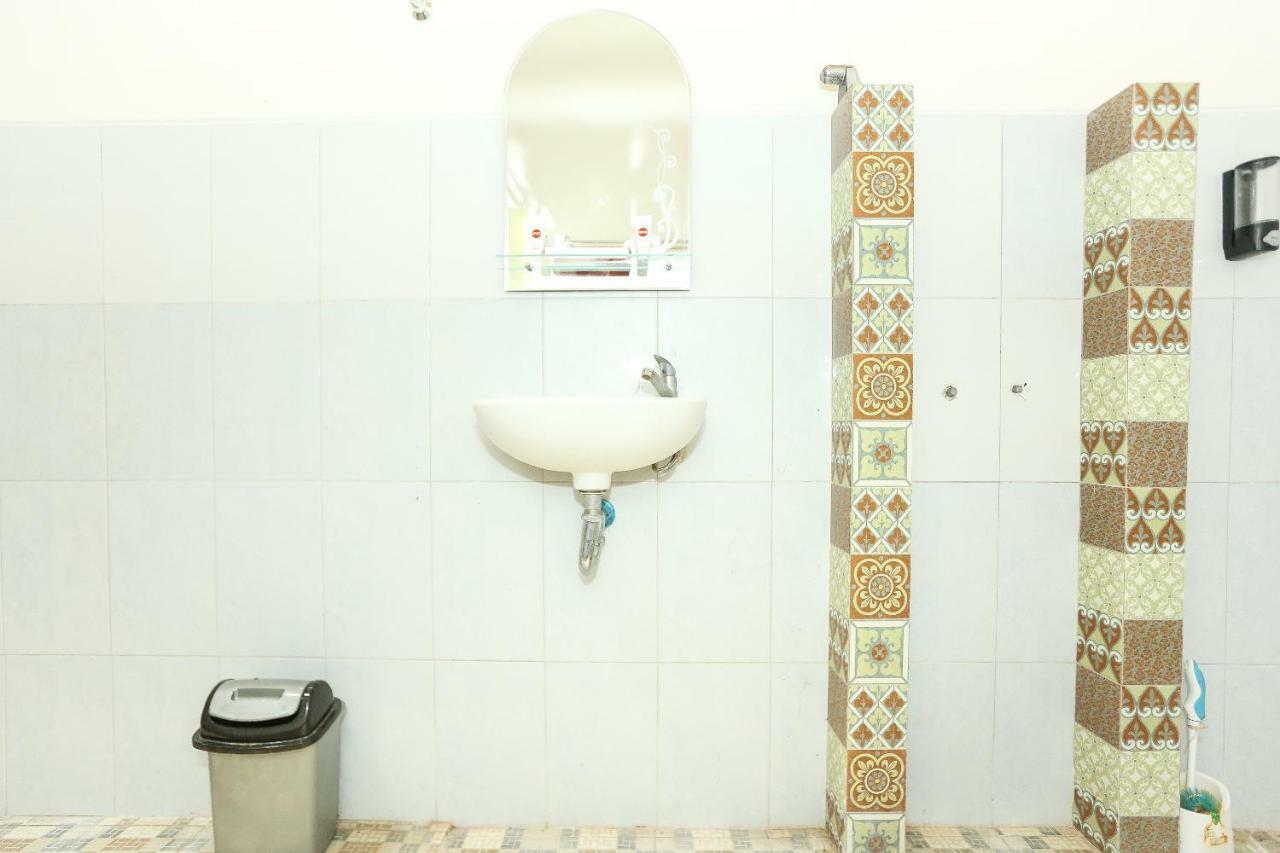 Vaccinated Staff - Oyo 1230 Kampoeng Osing Syariah Guesthouse Banyuwangi  Ngoại thất bức ảnh