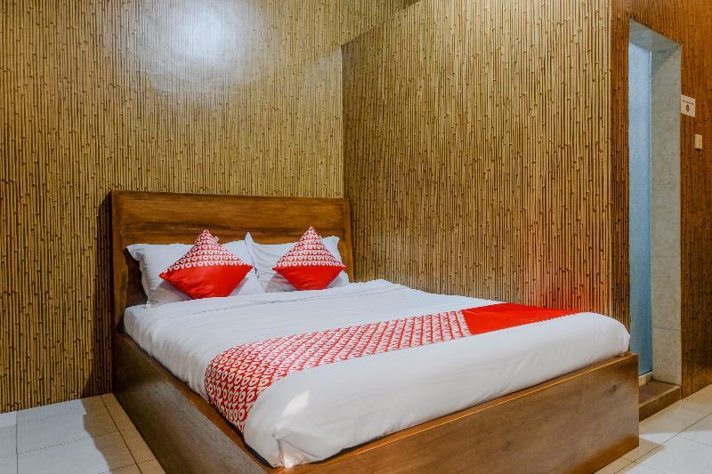Vaccinated Staff - Oyo 1230 Kampoeng Osing Syariah Guesthouse Banyuwangi  Ngoại thất bức ảnh